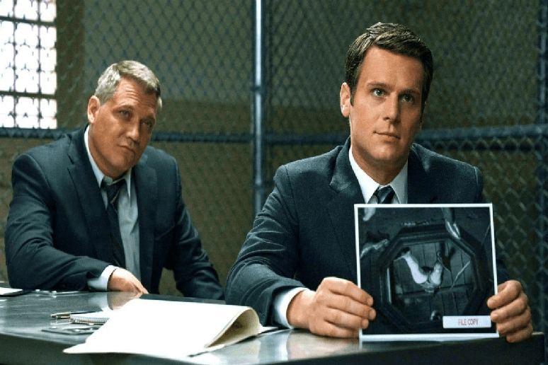 Em “Mindhunter”, Holden, Bill e Wendy tentam desvendar o que está por trás das mentes de criminosos para prever e evitar novos assassinatos 