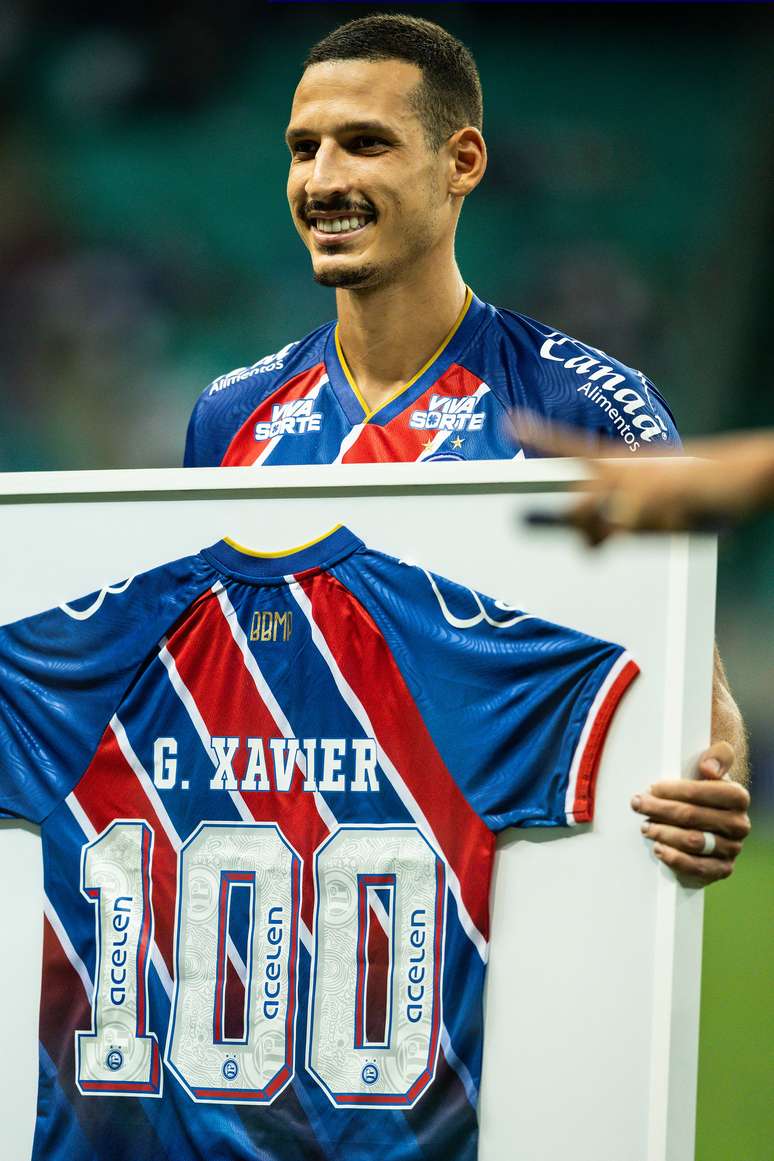 Gabriel Xavier recebe homenagem do Bahia. 