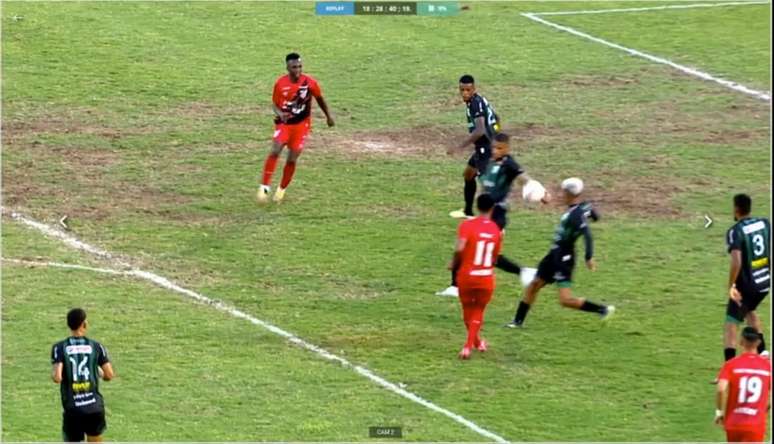Lance polêmico envolvendo Isaac, do Athletico e Tito, do Maringá. 