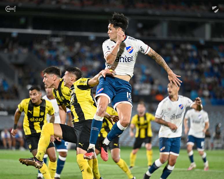 Peñarol e Nacional em ação. 