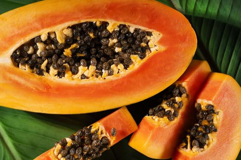 Os nutrientes do mamão combatem a prisão de ventre e previnem doenças