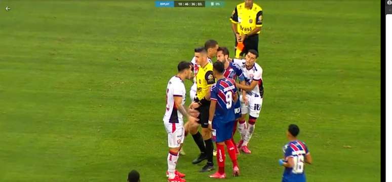 Lance de Everton Ribeiro com Neris. 