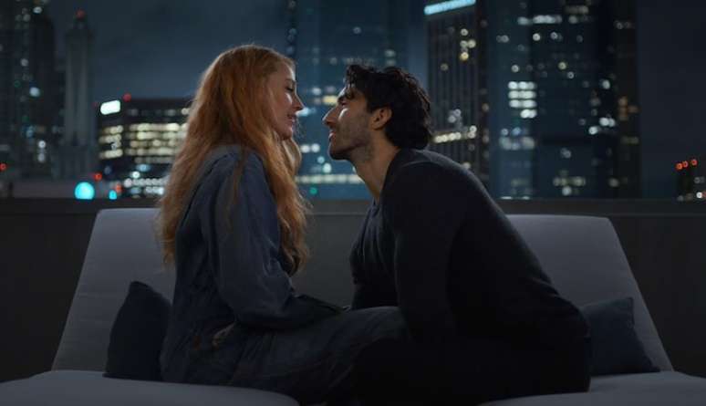Blake Lively e Justin Baldoni em cena de 'É Assim que Acaba'; disputa judicial envolvendo os bastidores do filme ganha documentário