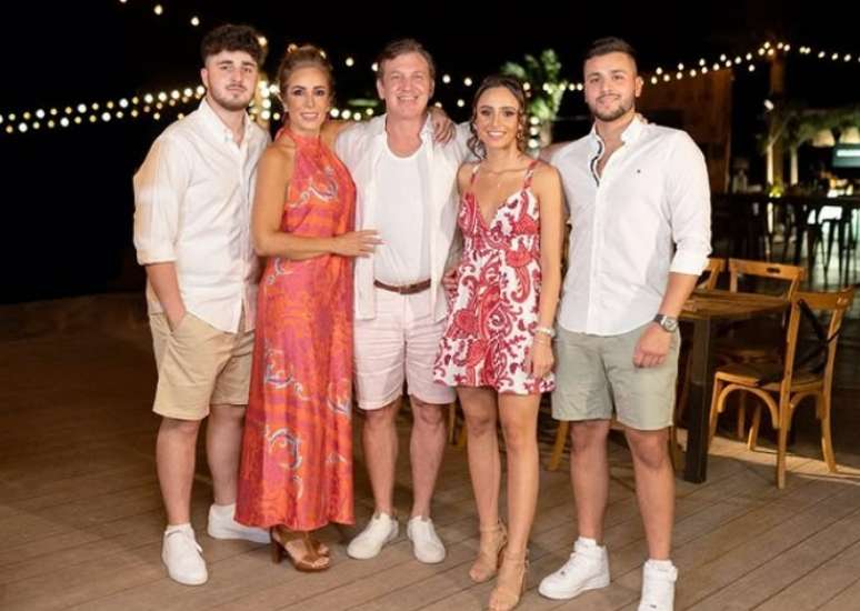 Domínguez acompanhado da família e dos três filhos