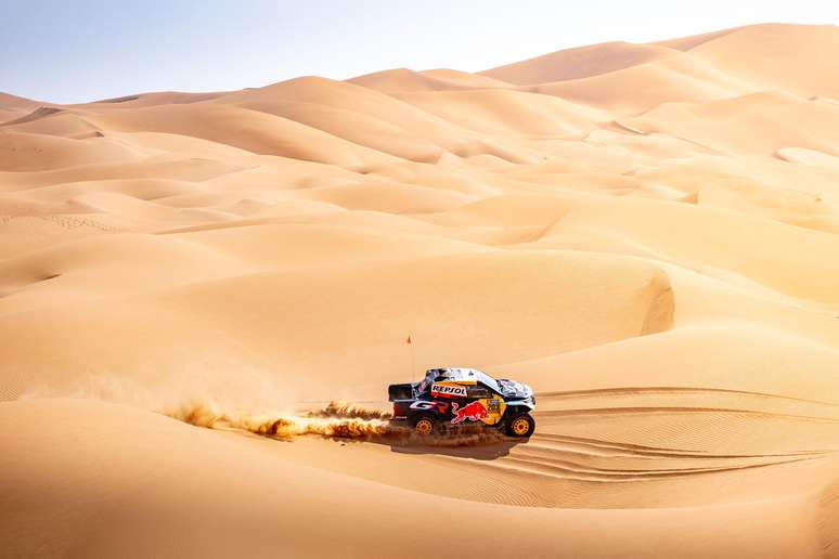 Lucas Moraes navegando nas dunas durante o Rally Dakar