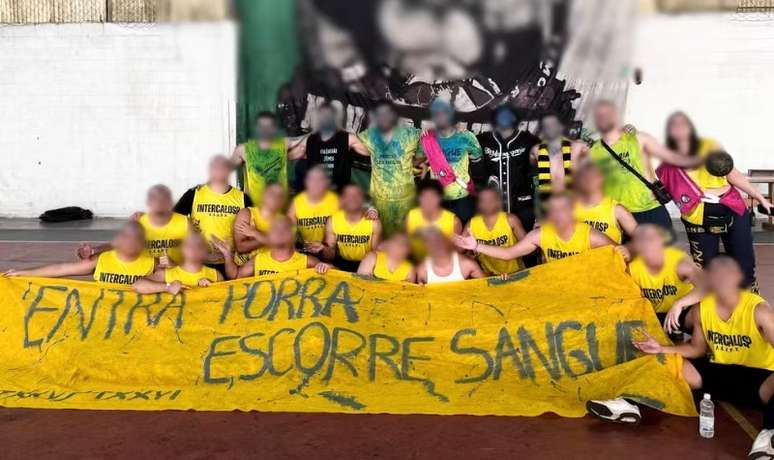 Alunos exibiram faixa com dizeres em referência a estupro