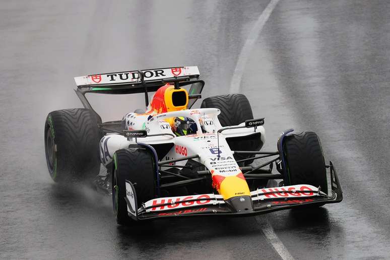 Hadjar andando no limite na pista molhada do Albert Park: a inexperi&ecirc;ncia cobrou seu pre&ccedil;o