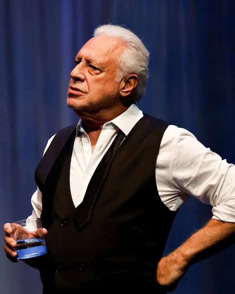 Ant&ocirc;nio Fagundes na pe&ccedil;a Dois de N&oacute;s