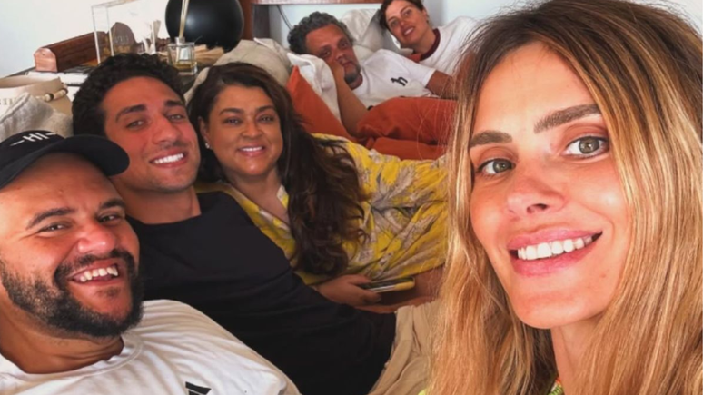 Preta Gil recebe visita de Carolina Dieckmann e Gominho após alta hospitalar