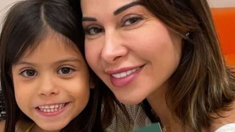 Ma&iacute;ra Cardi e a filha, Sophia