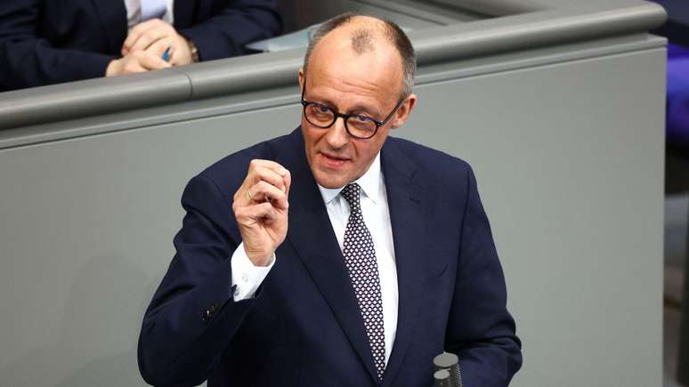 O l&iacute;der conservador alem&atilde;o Friedrich Merz promoveu a reforma dos gastos com defesa