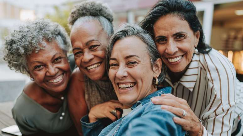 Felicidade chega ao maior patamar na terceira idade, aponta estudo da Ipsos