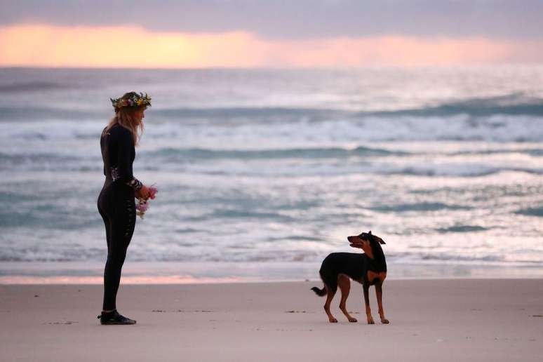 Ellidy com seu cachorro poucos dias após a morte de Alex, durante uma homenagem no local da tragédia