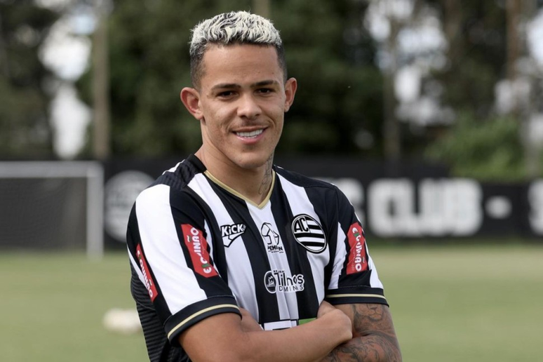 Wallisson com a camisa do Athletic. 