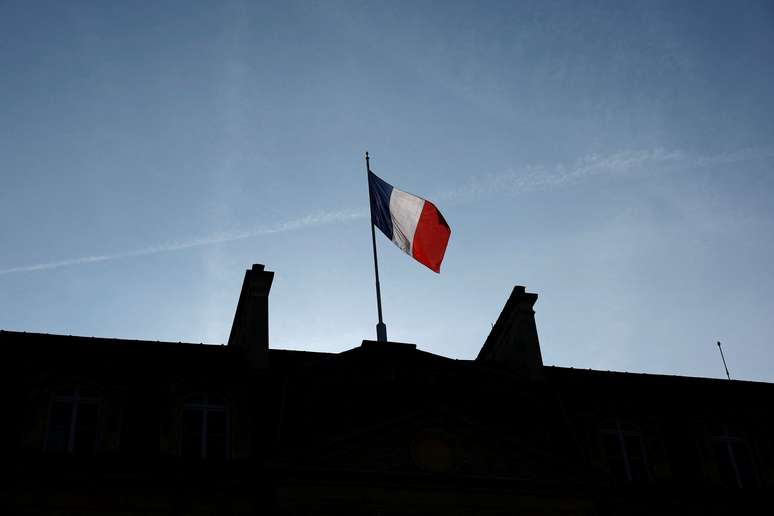 Bandeira da França no palácio de l'Élysée, residência oficial do presidente francês, em Paris