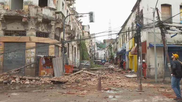 A via precisou ser interditada após o desabamento