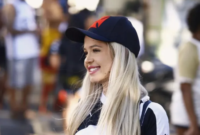 Larissa fala sobre caso com Payet. 
