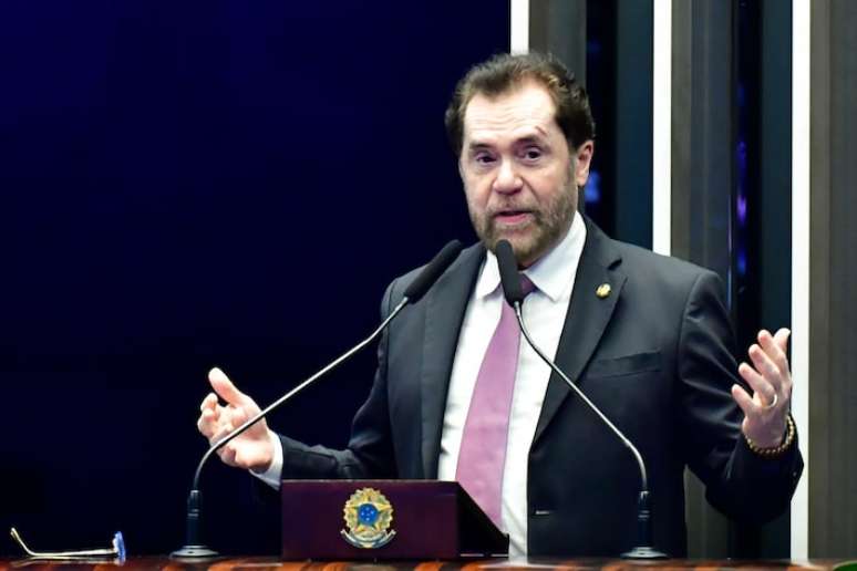 Senador Plínio Valério (PSDB-AM) em discurso em plenário do Senado Federal.