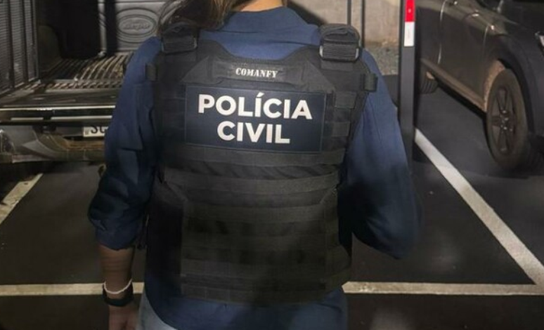 Funcionário da Polícia Civil de Goiás durante operação
