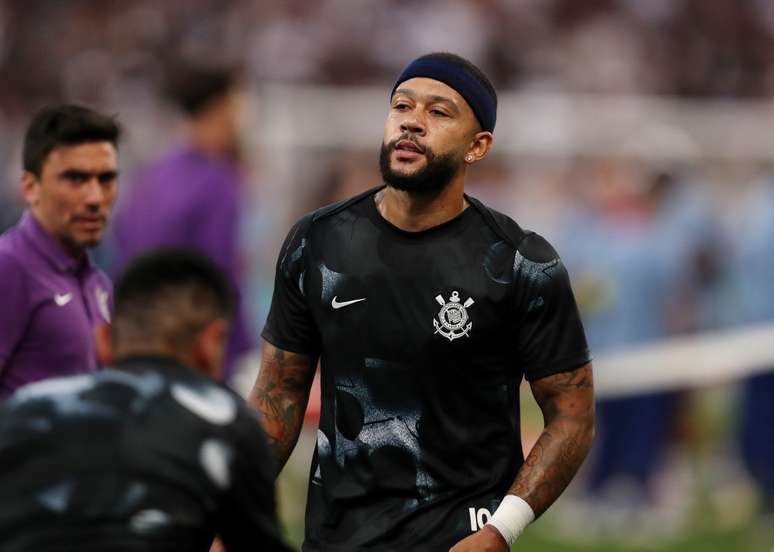 Memphis Depay em jogo do Corinthians contra o Santos