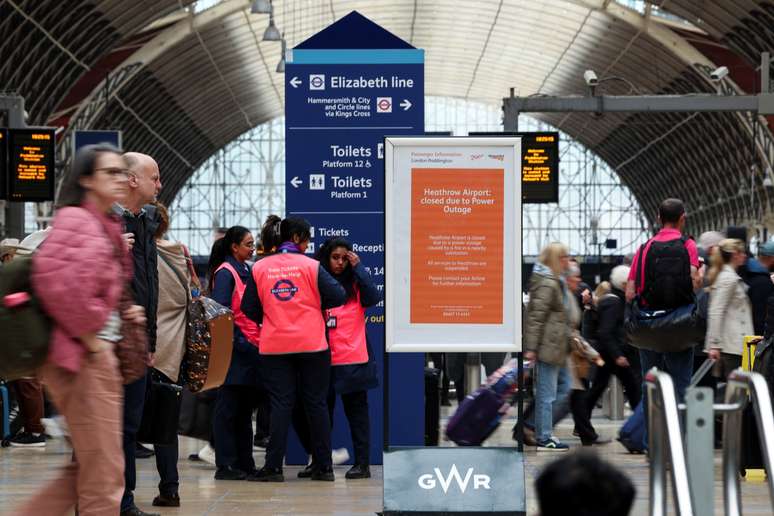 Pessoas esperam na estação ferroviária de Paddington, depois que um incêndio em uma subestação elétrica próxima acabou com a energia no Aeroporto Internacional de Heathrow, em Londres