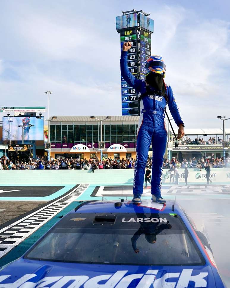 Kyle Larson celebrando a vitória