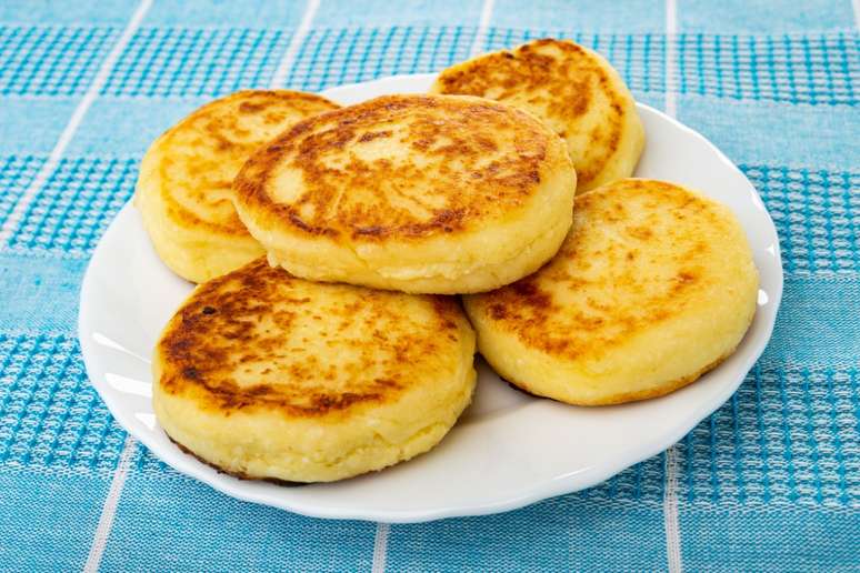 Pão de frigideira recheado com queijo cottage 