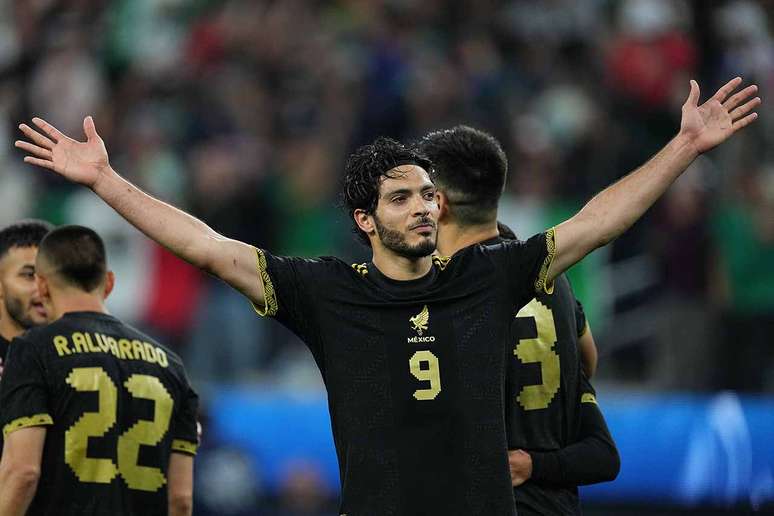 O centroavante Raúl Jiménez foi o grande nome da final com dois gols –