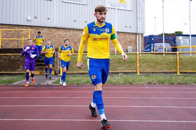 Evan Press, meio-campista do Barry Town
