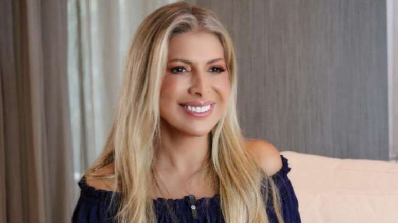 Fernanda Comora, apresentadora da Record, fala sobre sororidade e uni&atilde;o feminina; reflex&atilde;o gera debate sobre luta das mulheres