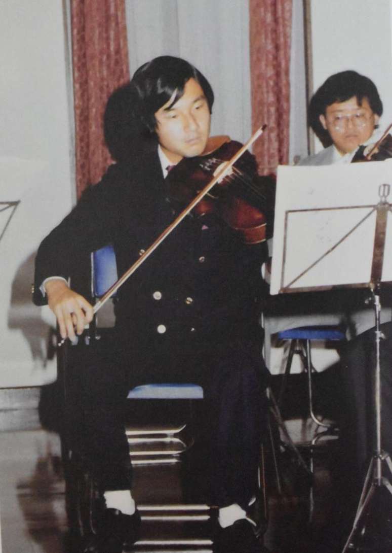 Naruhito tocou violino em 1982 com Orquestra Sinf&ocirc;nica Jovem Muncila