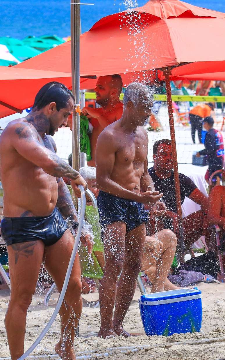 Rom&aacute;rio toma banho ap&oacute;s jogo de futev&ocirc;lei na companhia da namorada &mdash;