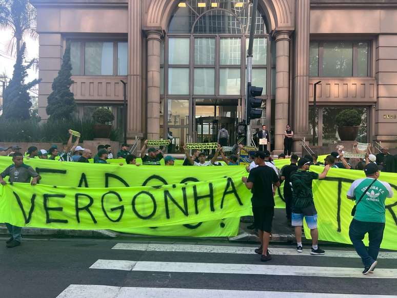 Torcida do Coritiba em frente a sede da Treecorp, em S&atilde;o Paulo. 