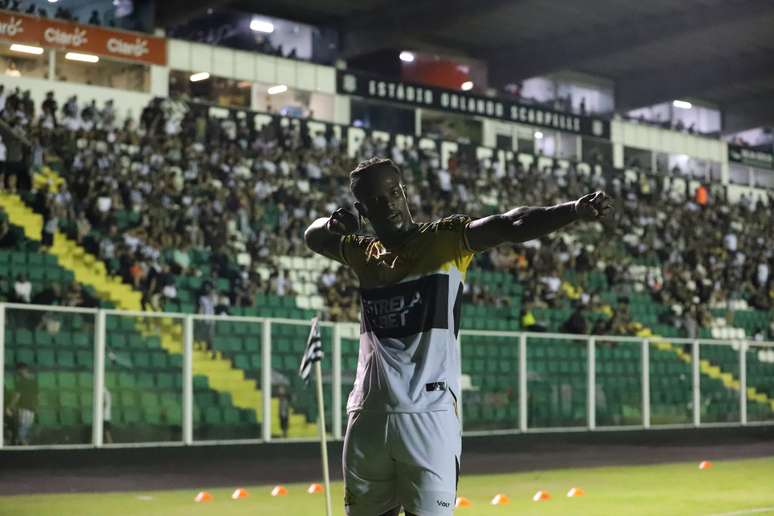 Eduardo Melo comemora gol pelo Crici&uacute;ma. 