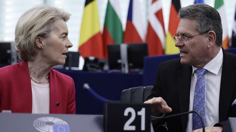 Ursula Von der Leyen, presidente da Comissão Europeia, e Maros Sefcovic, comissário de comércio, tentam evitar a imposição de tarifas