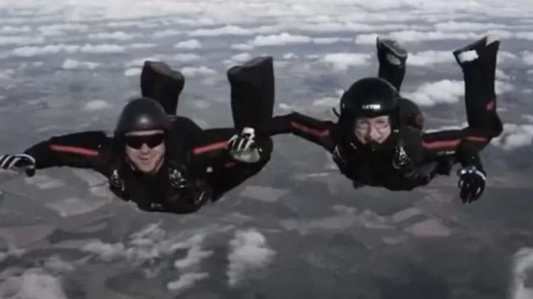Durante um salto de paraquedas, ambos os equipamentos falharam, resultando em uma drástica queda de 1.200 metros