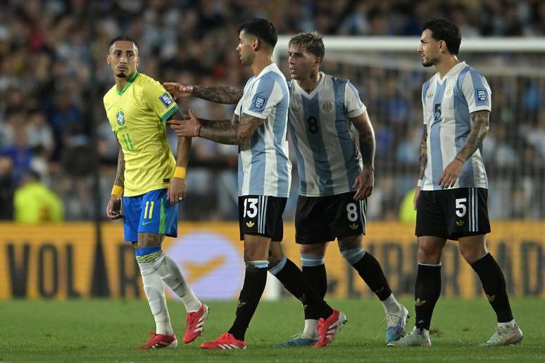 Raphinha, do Brasil, contra a Argentina; atuação ficou marcada por provocações antes da partida e 'arregada' durante o jogo