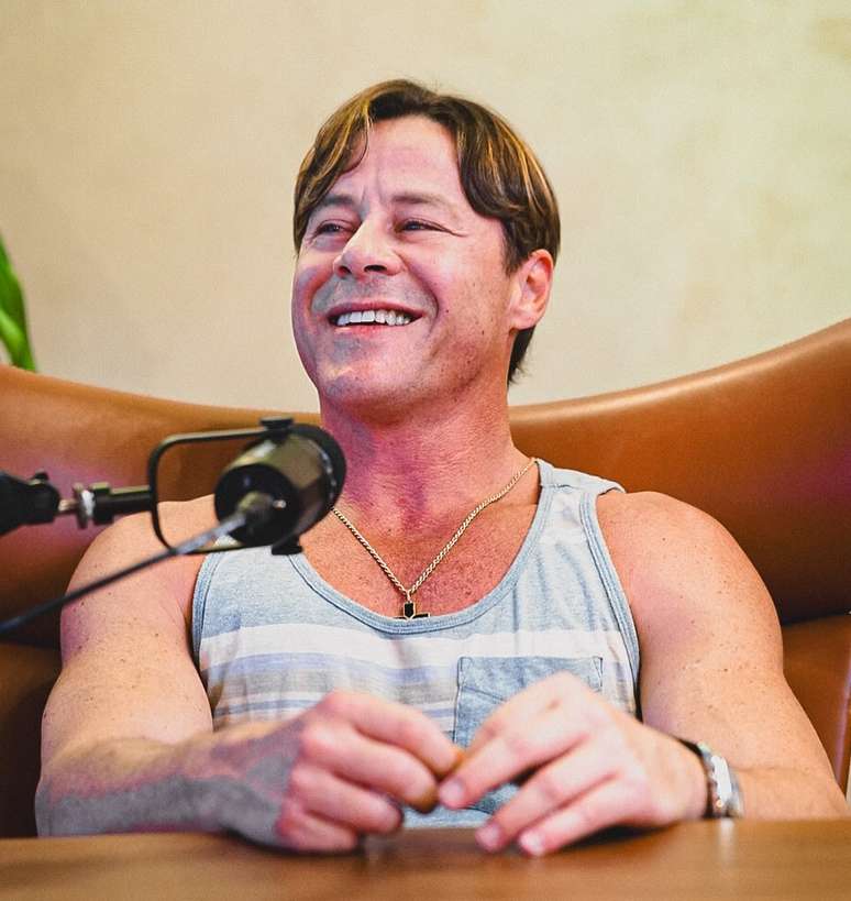 Theo Becker &eacute; chamado de 'ator fracassado' e rebate com ironia