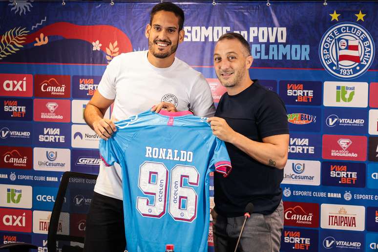 Ronaldo é apresentado no Bahia. 