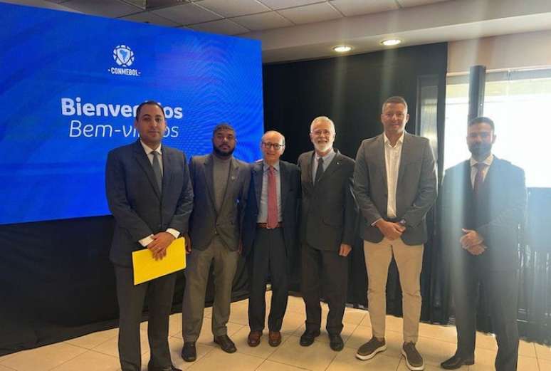 Luiz Barros (segundo da esquerda para direita), chefe de gabinete de Igualdade Racial e o ex-jogador Washington (segundo da direita para a esquerda) representaram o Governo Federal na Conmebol.