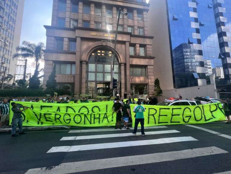 Torcedores do Coritiba protestam na Av. Faria Lima. 