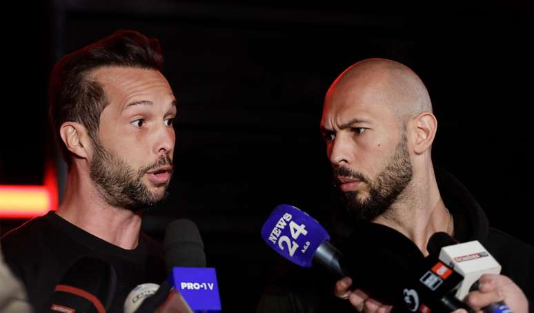 Tate trabalha ao lado de seu irmão, Tristan (à esquerda)