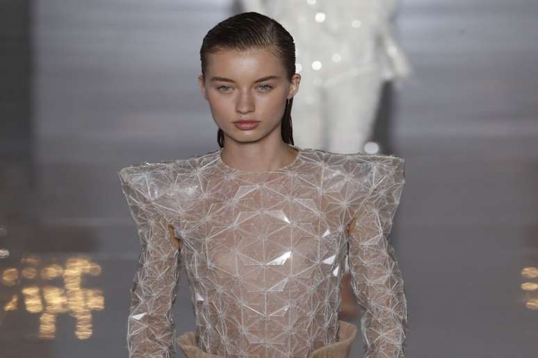 Com efeito molhado e visual marcante, o wet hair é perfeito para quem busca elegância e praticidade 