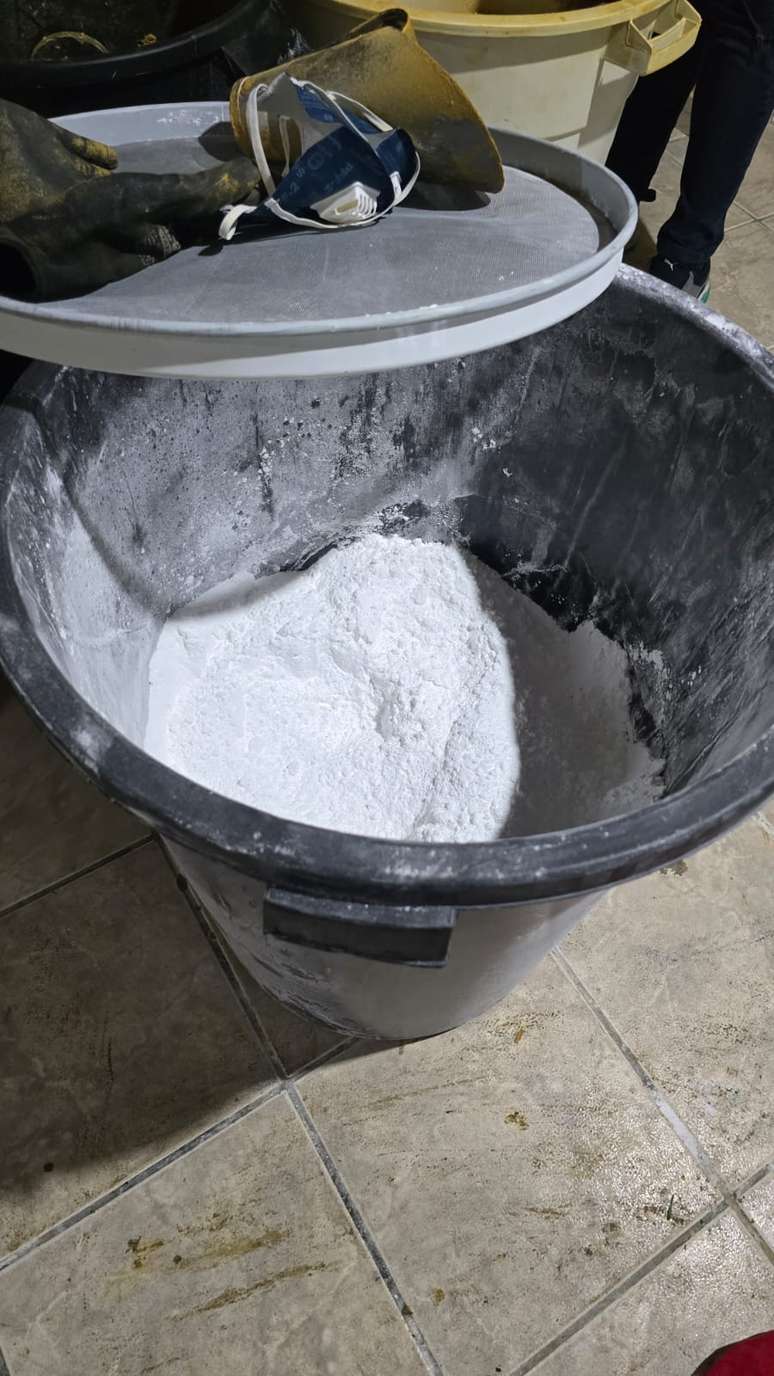 Ambiente pr&oacute;prio para a fabrica&ccedil;&atilde;o de drogas &eacute; descoberto e interrompido por policiais civis em Sales&oacute;polis