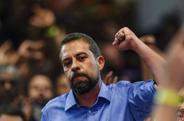 O candidato Guilherme Boulos (PSOL) durante coletiva de imprensa após resultado da final da apuração das eleições municipais em São Paulo.
