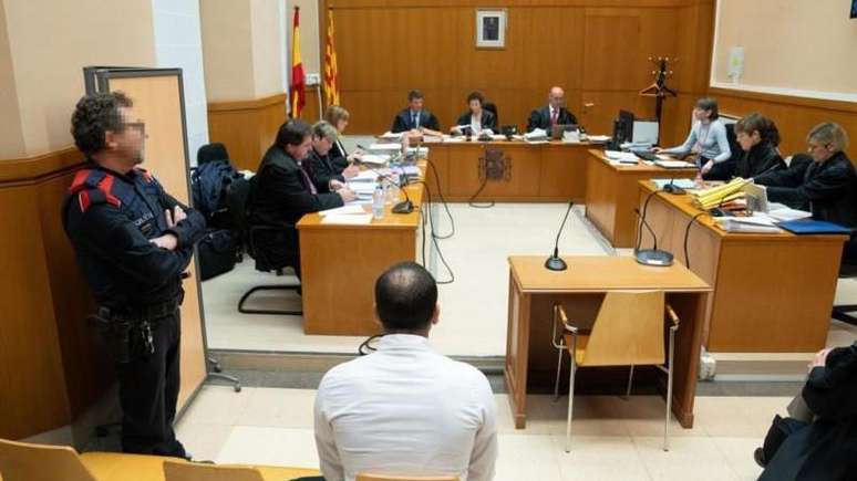 Daniel Alves durante julgamento no Tribunal de Barcelona em 5 de fevereiro de 2024