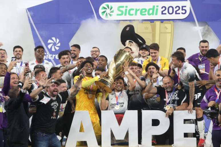 కొరింథియన్లు నియో క్విమికా అరేనాలో, అలియాంజ్ పార్క్ వద్ద నిర్మించిన ఒక ప్రయోజనాన్ని చాంపియన్‌గా మార్చారు.