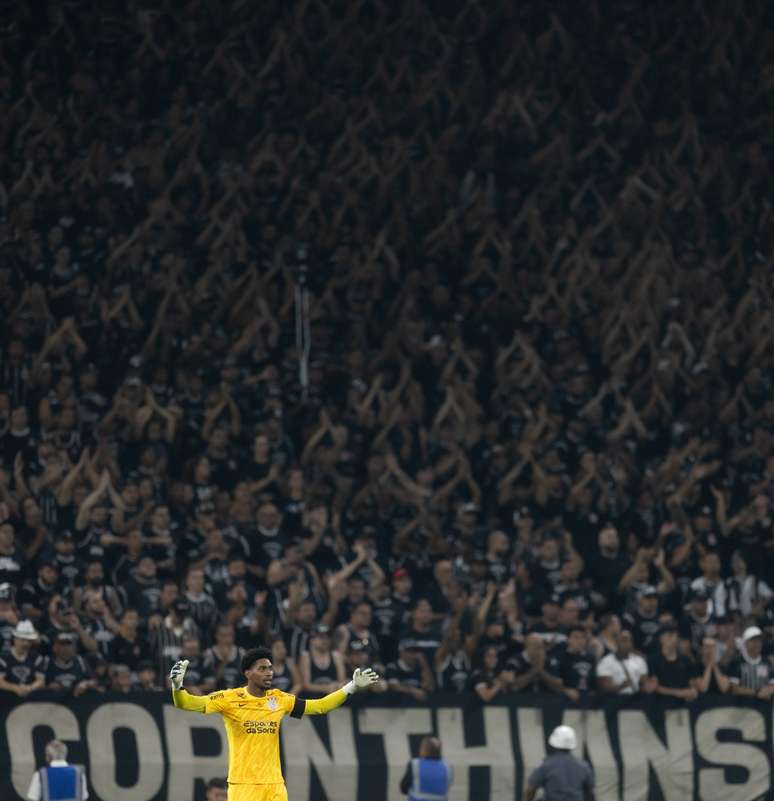 Herói da final, Hugo Souza celebra título pelo Corinthians: "Espero que seja o primeiro caneco de muitos". 