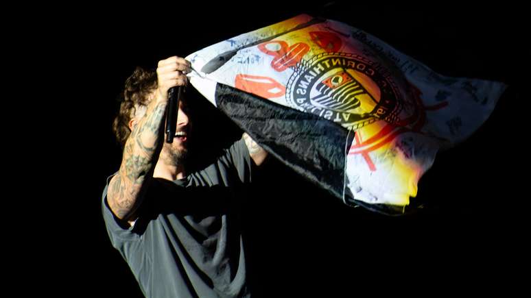 M. Shadows com a bandeira do Corinthians no Rock in Rio 2024 -