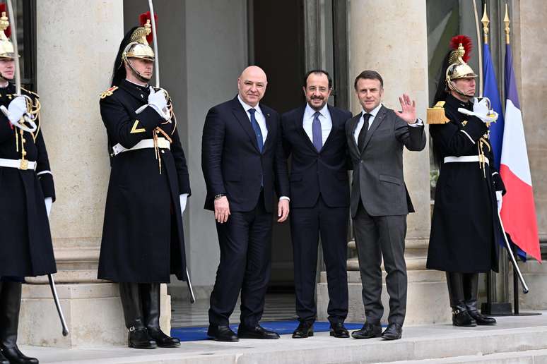 Da esquerda para a direita, o presidente do L&iacute;bano, Joseph Aoun, Nikos Christodoulides, presidente do Chipre, e Emmanuel Macron, presidente franc&ecirc;s